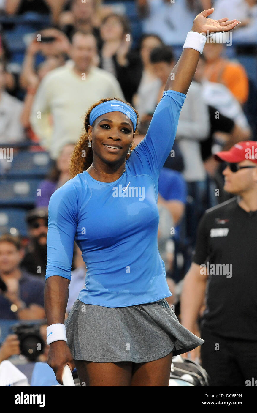 Toronto, Ontario, Canada. 9 Août, 2013. Toronto, Ontario, Canada, le 9 août 2013. Serena Williams (USA) reconnaît la foule après avoir vaincu Magdalena Rybarikova (SVK) en quart de finale de la Coupe Rogers de l'ATA, au Centre Rexall, à Toronto, Ontario, Canada le 9 août. Williams a gagné 6-1, 6-1.Gerry Angus/CSM/Alamy Live News Banque D'Images