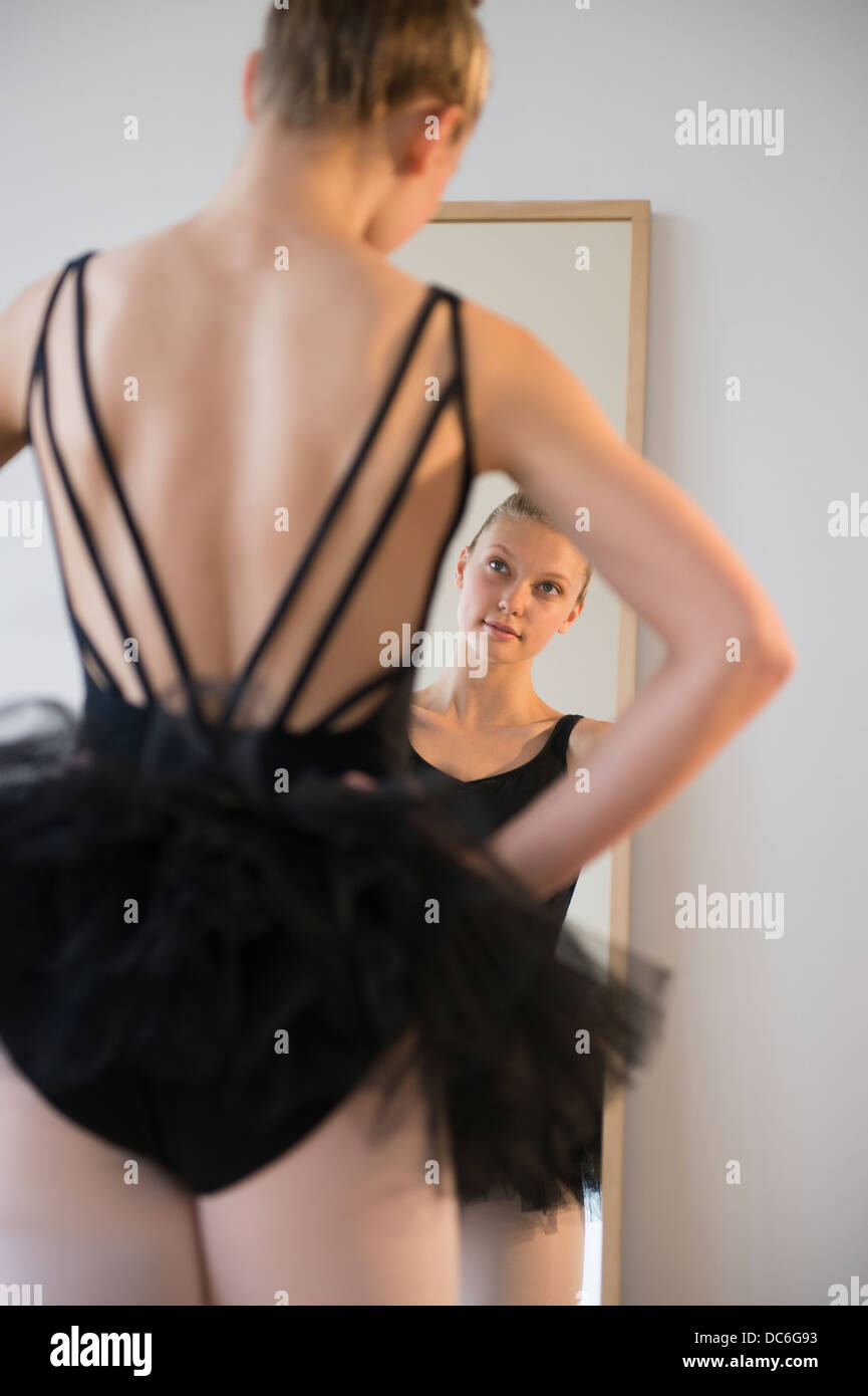 Vue arrière du teenage (16-17) en miroir à la ballerine Banque D'Images