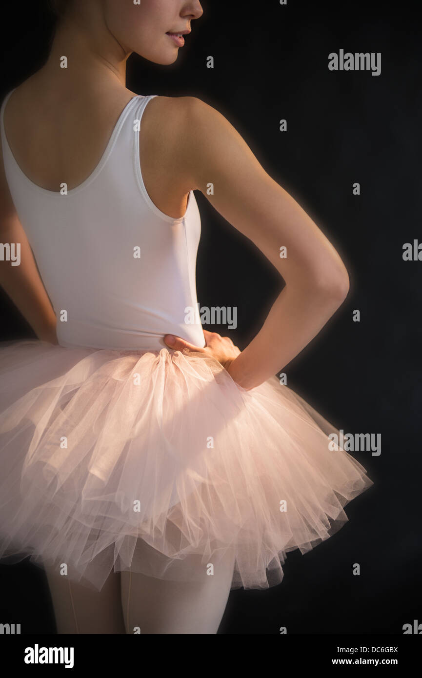 Teenage (16-17) ballerina with hand on hip wearing tutu Banque D'Images