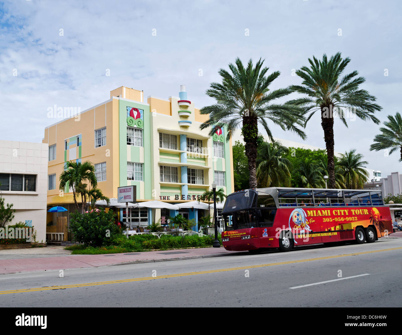 Berkeley Shore hotel, dans un style art déco, ainsi que des bus, visite guidée à South Beach, Miami, Floride. Banque D'Images