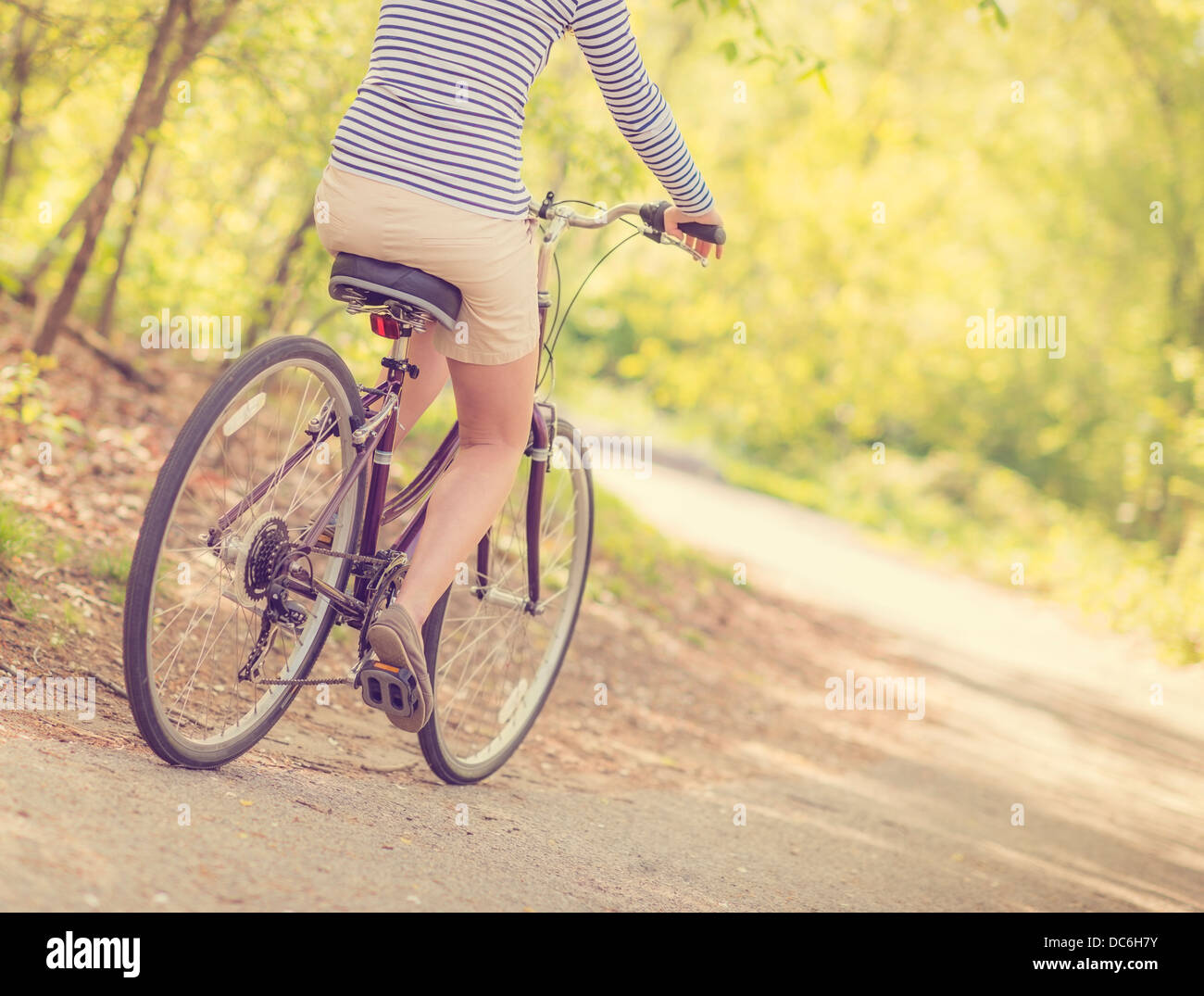 USA, New York State, New York, Central Park, Mid adult woman riding bicycle, low section Banque D'Images