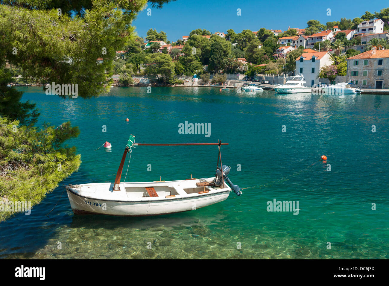 Bateau à Splitska village sur l'île de Brač, Croatie Banque D'Images