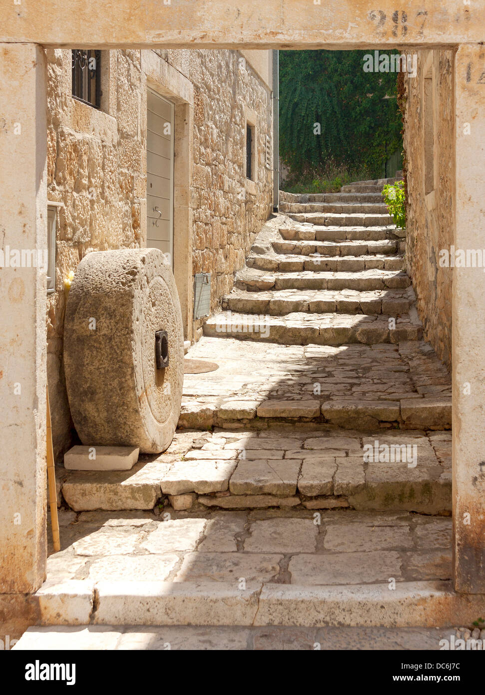 Escaliers en pierre à Sutivan village sur l'île de Brač, Croatie Banque D'Images