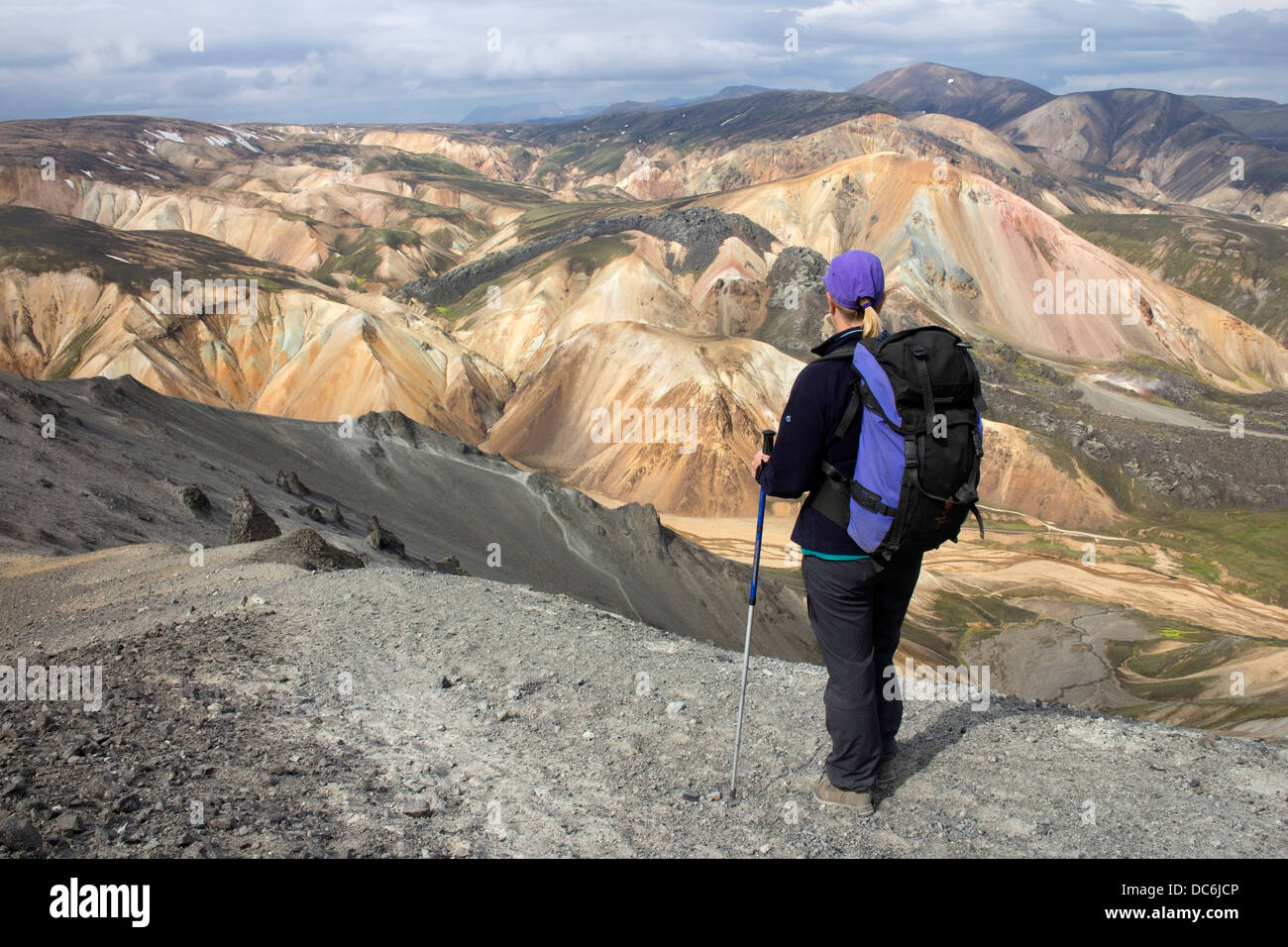 Randonneur sur la montagne de Blahnukur Rhyolite colorées avec des montagnes derrière Fjallabak Landmannalaugar Salon d'Islande Banque D'Images