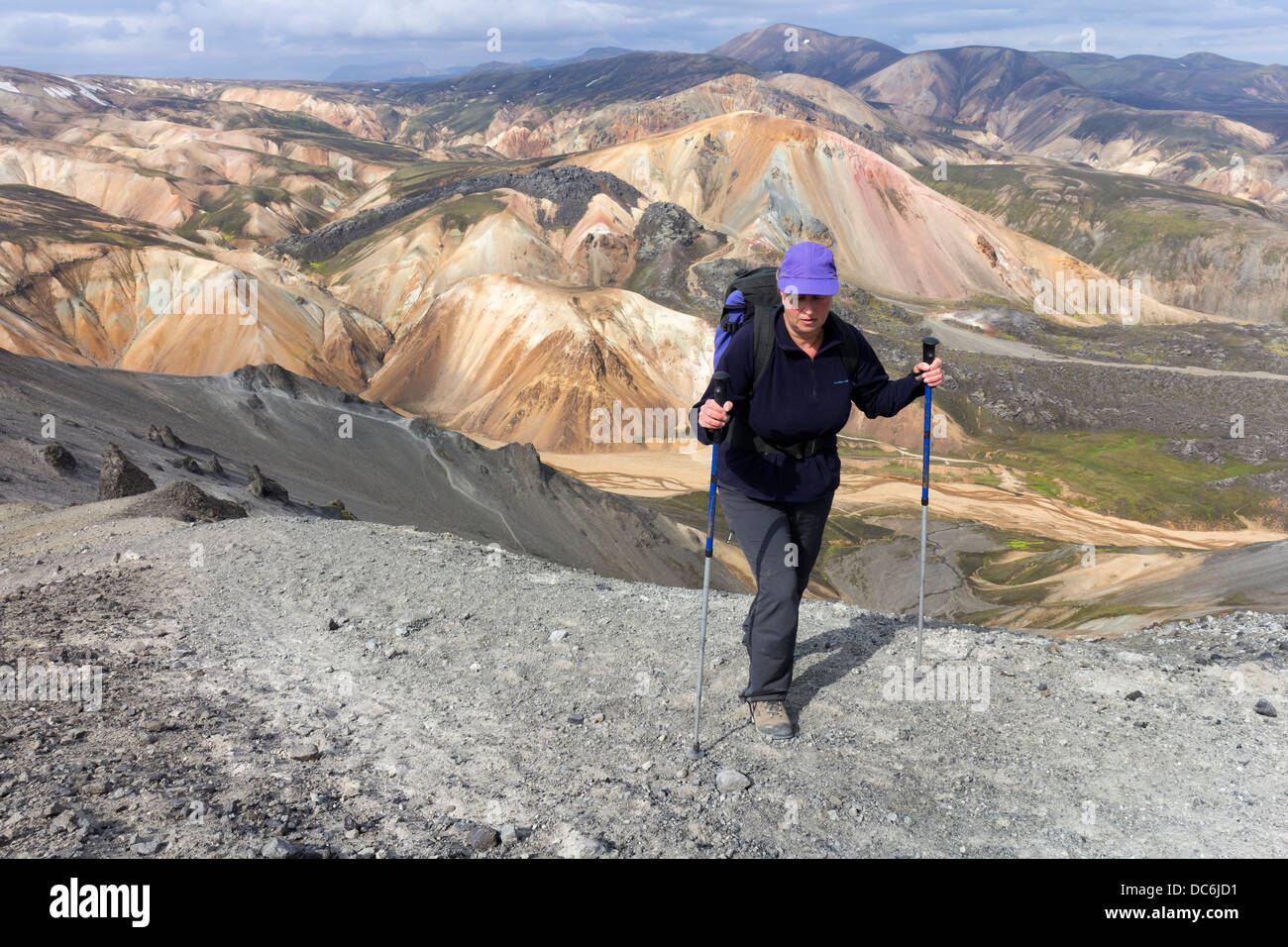 Randonneur sur la montagne de Blahnukur Rhyolite colorées avec des montagnes derrière Fjallabak Landmannalaugar Salon d'Islande Banque D'Images