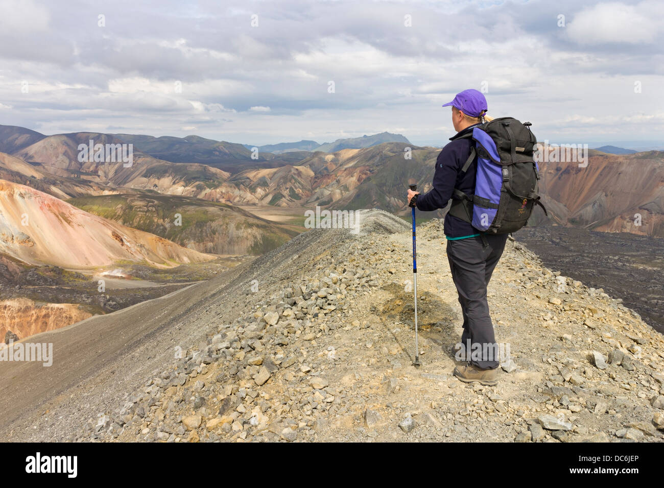 Randonneur sur la montagne de Blahnukur en profitant de la vue de la rhyolite colorées montagnes près de Landmannalaugar Islande Banque D'Images