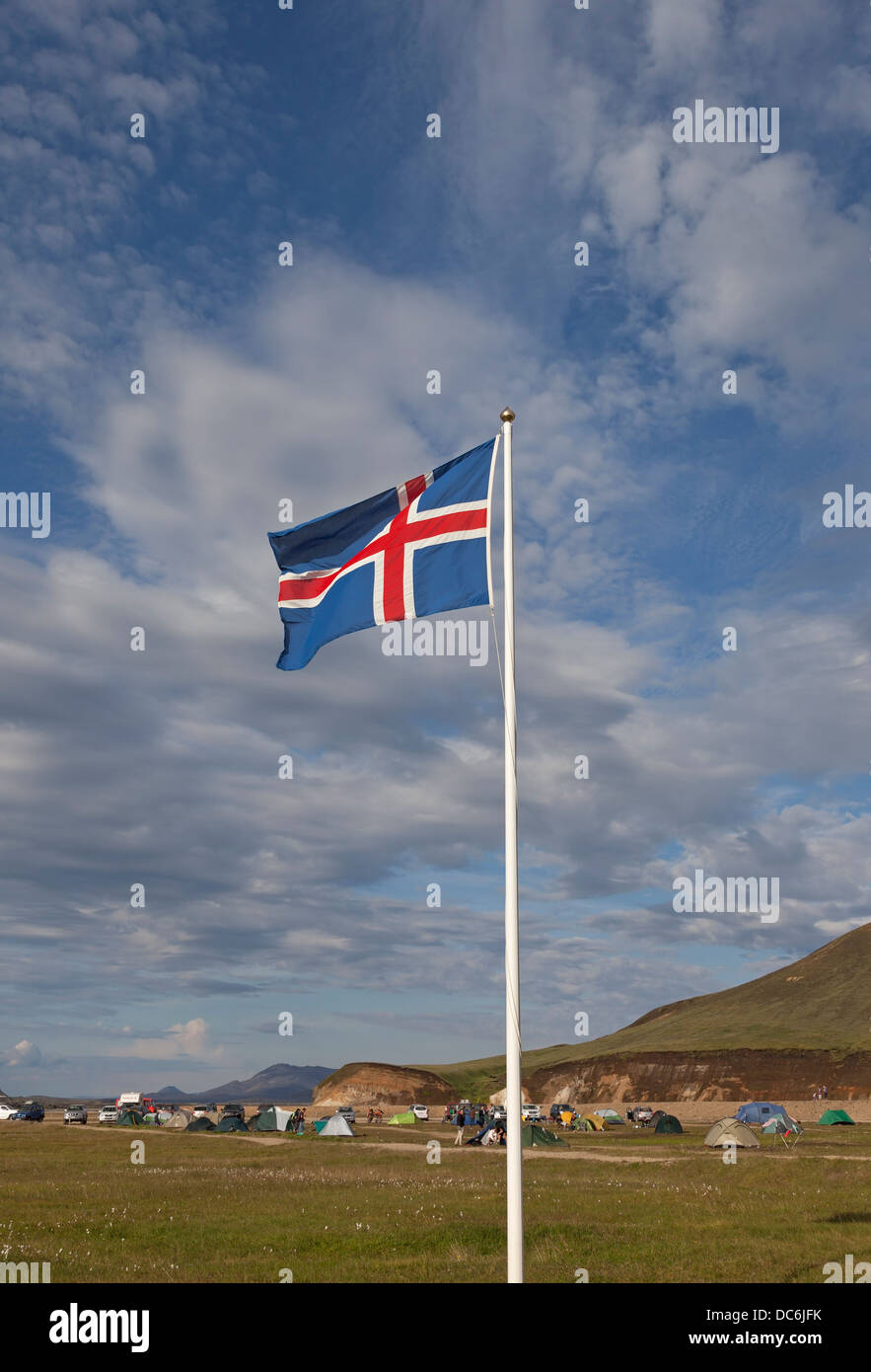 Le drapeau de l'Islande civile survolant le camping à Landmannalaugar Islande Banque D'Images