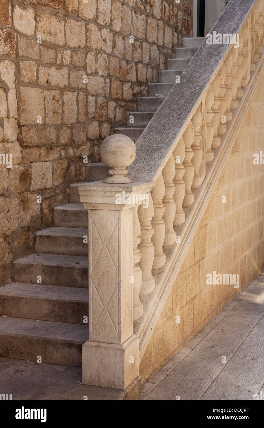 Escaliers en pierre à Supetar village sur l'île de Brač, Croatie Banque D'Images