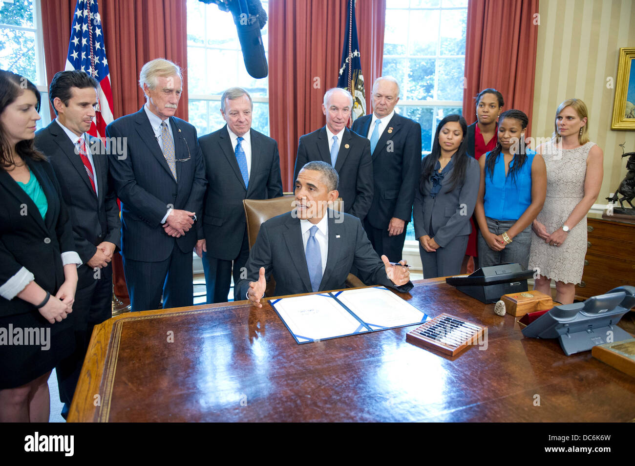 Washington DC, USA. 09Th Aug 2013. Le président des États-Unis, Barack Obama fait remarques avant de signer la loi bipartite de réduire les taux d'intérêt des prêts aux étudiants dans le bureau ovale de la Maison Blanche à Washington, le vendredi 9 août 2013. Credit : Ron Sachs / CNP Crédit : afp photo alliance/Alamy Live News Banque D'Images