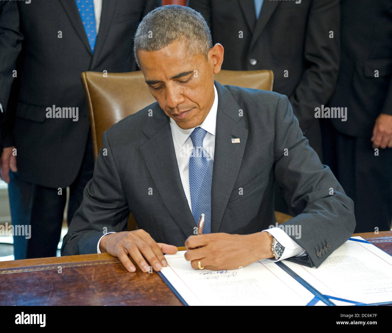 Washington DC, USA. 09Th Aug 2013. Le président des États-Unis Barack Obama signe la loi bipartite de réduire les taux d'intérêt des prêts aux étudiants dans le bureau ovale de la Maison Blanche à Washington, le vendredi 9 août 2013. Credit : Ron Sachs / CNP Crédit : afp photo alliance/Alamy Live News Banque D'Images