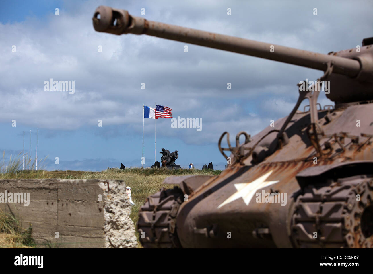 Musée d'Utah à Utah Beach en Normandie, France. Char Sherman dans l'avant-plan. Banque D'Images