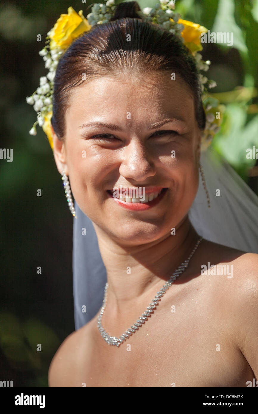 Joyeux mariée souriante portant une guirlande de fleurs. Tallinn Estonie Etats baltes Banque D'Images