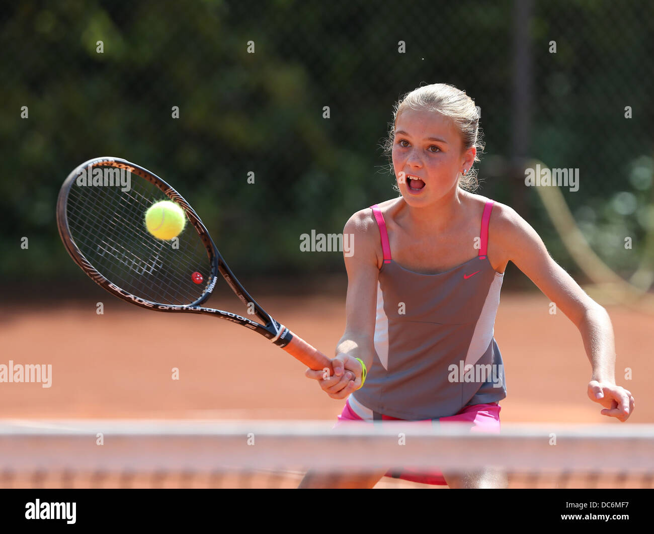 Jeune fille jouant au tennis, Banque D'Images