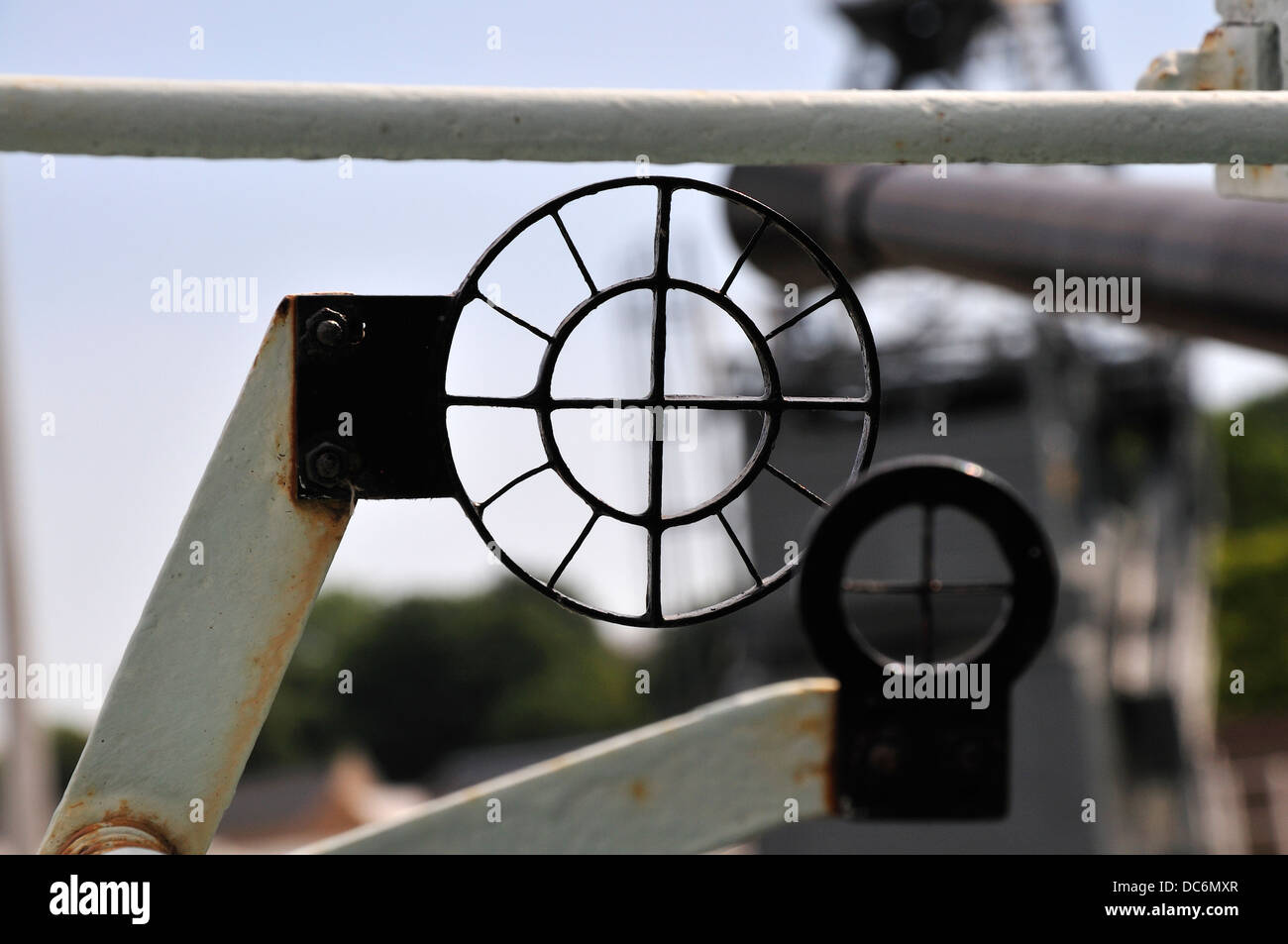 Chatham, Kent, Angleterre. Cran-gevrier. Le HMS Cavalier (1944) Destroyer : sites d'un seul canon Bofors MK VII Banque D'Images