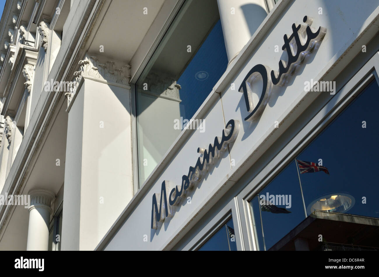 Massimo Dutti fashion store dans Oxford Street, Londres, Royaume-Uni Photo  Stock - Alamy