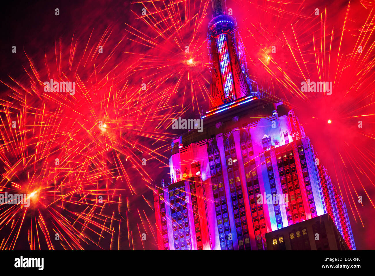 USA, New York, New York City, l'Empire state building avec firework display Banque D'Images