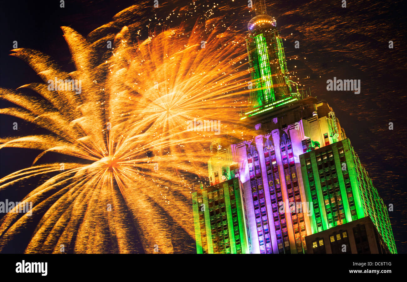 USA, New York, New York City, l'Empire state building avec firework display Banque D'Images