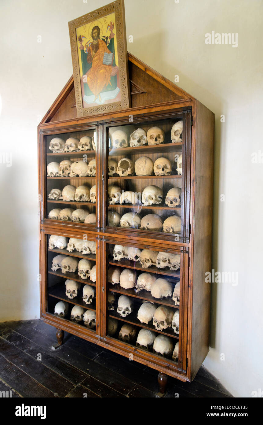 Les crânes de victimes de l'explosion dans une vitrine dans l'ossuaire du monastère d'Arkadi en Crète / Grèce Banque D'Images