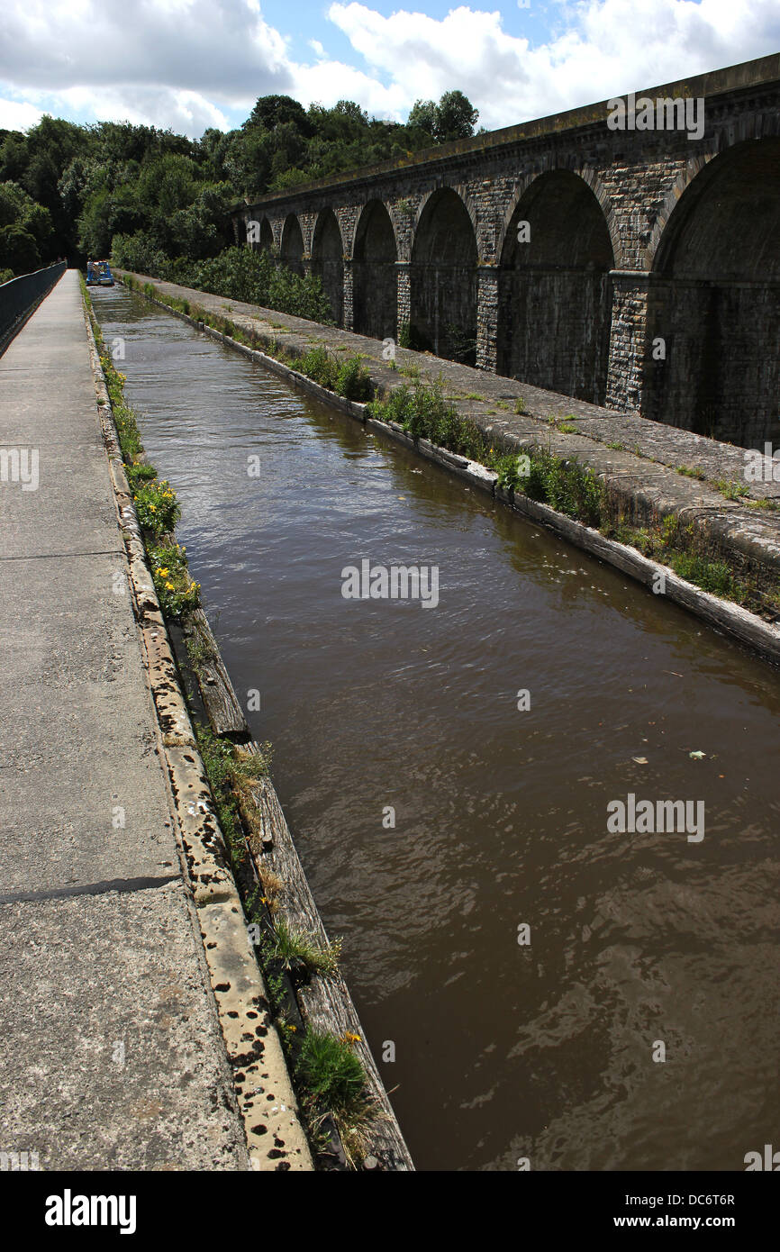 Bleu bateau sur l'aqueduc de Chirk Banque D'Images