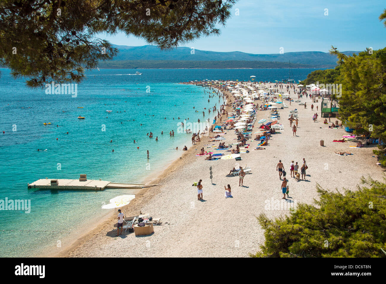 Les Gens Sur La Plage De Zlatni Rat à Bol Sur Lîle De Brač