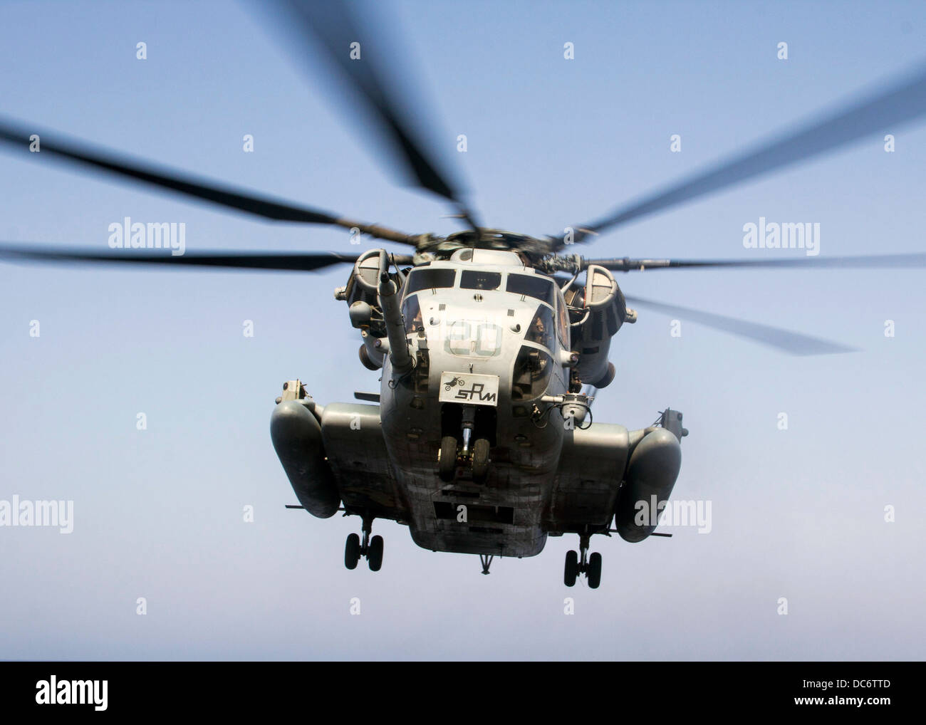 Un US Marine Corps CH-53E Super Stallion helicopter se prépare à atterrir sur l'envol de l'USS San Antonio le 19 juillet 2013 dans la mer d'Oman. Banque D'Images