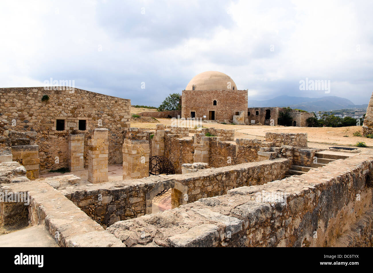 Complexe de magazines et la mosquée du Sultan Ibrahim Han dans la forteresse vénitienne de Rethymnon - Crète, Grèce Banque D'Images