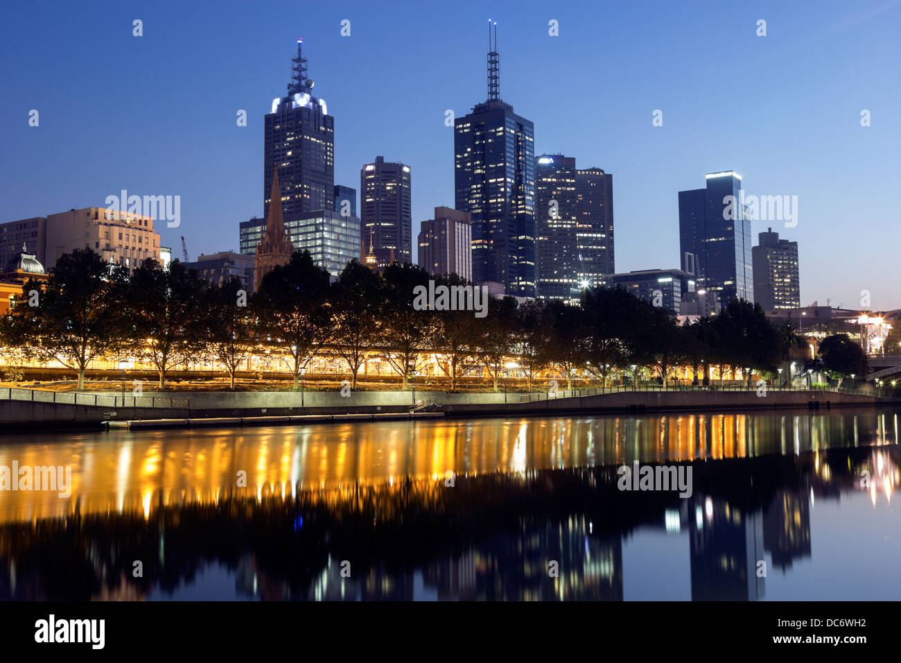 L'Australie, Victoria, Melbourne, paysage urbain avec reflet dans la rivière Yarra Banque D'Images