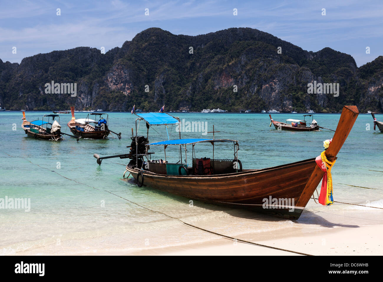 La Thaïlande, l'île de Phi Phi, les bateaux amarrés sur la plage Banque D'Images