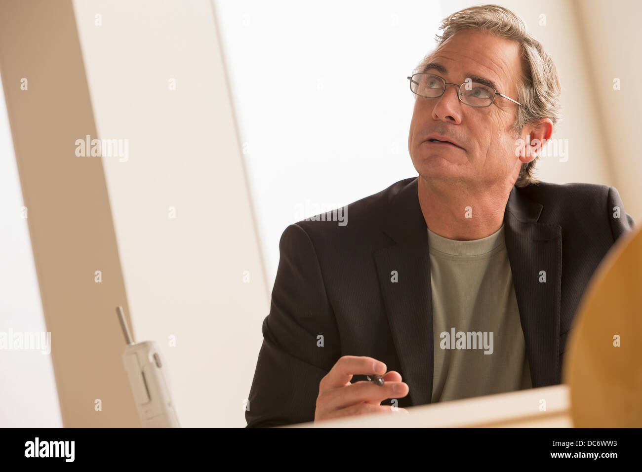 Man looking up Banque D'Images