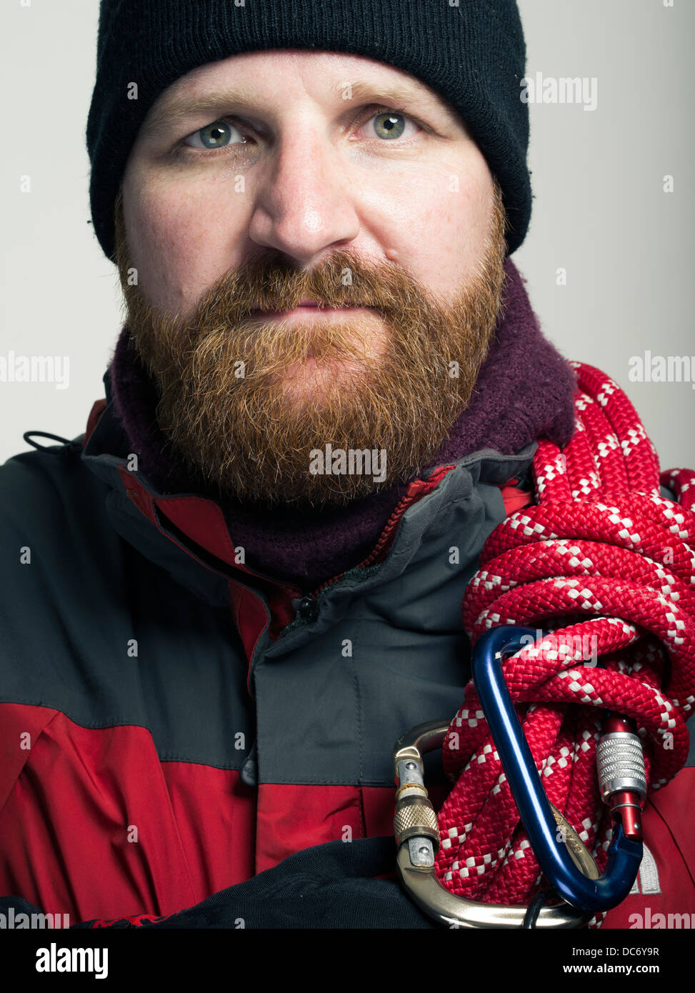 Travailleur de sauvetage en montagne avec veste de montagne mousquetons corde Banque D'Images