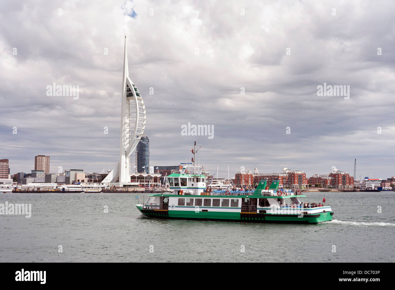 Le ferry quitte le port de Portsmouth, Hampshire Gosport pour Portsmouth, Royaume-Uni. La tour Spinnaker est dans l'arrière-plan. Banque D'Images