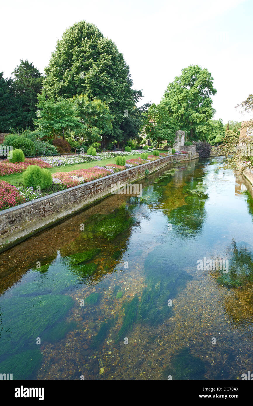 Rivière Stour longeant West Gate Gardens St Peters Street Canterbury Kent UK Banque D'Images