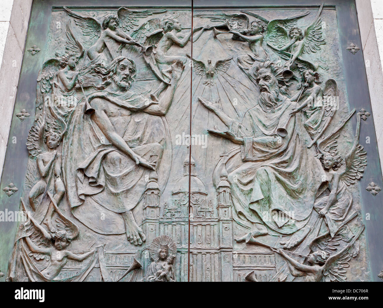 MADRID - 10 mars : Jésus et Dieu le Père. Détail de la porte de bronze moderne de la cathédrale Almudena Banque D'Images