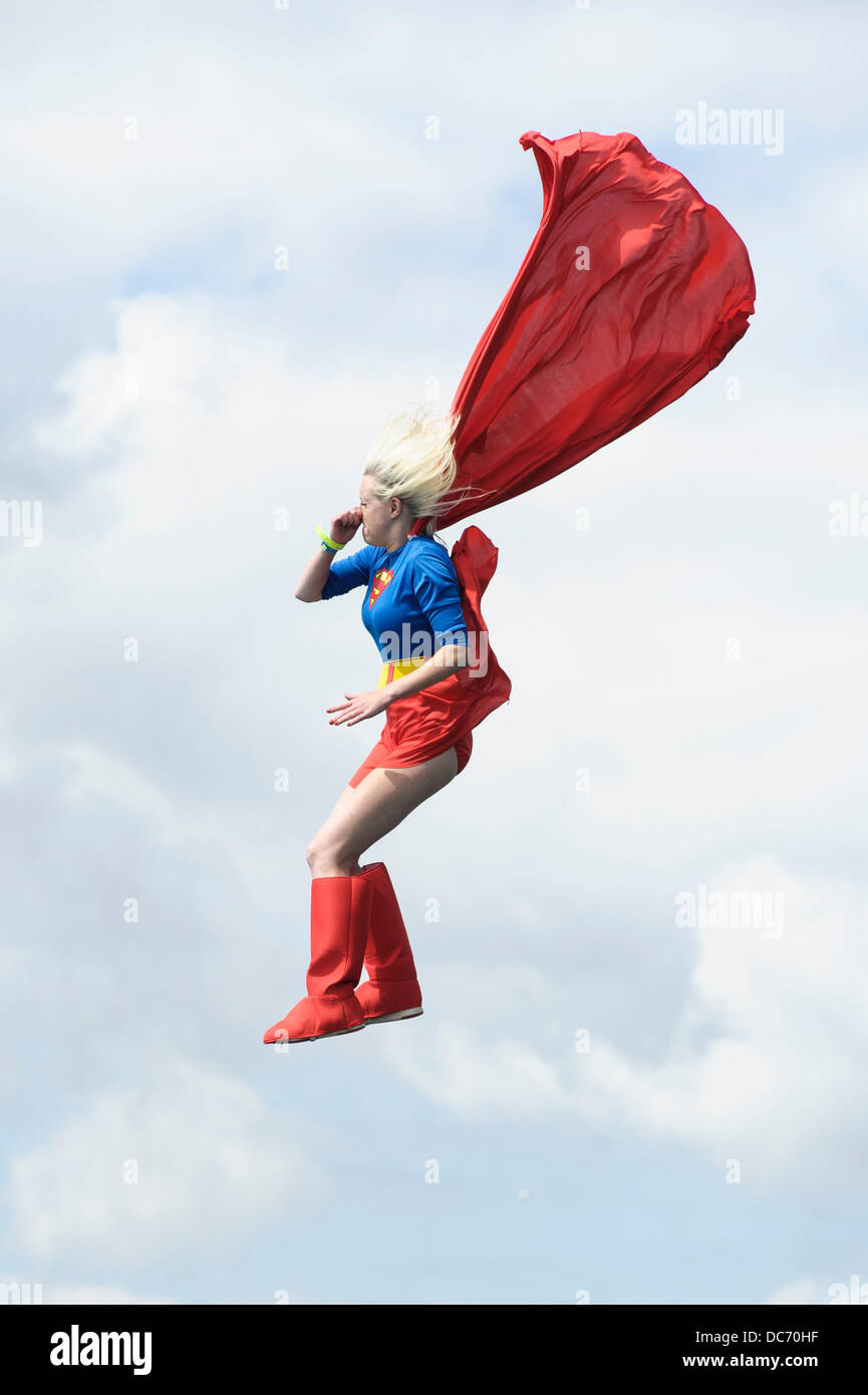 Worthing, UK, 10/08/2013 : Fukuoka - Birdman International. Laura Scott 'vole' comme superwoman. Le Birdman est un vol de la compétition pour les droits de l'powered flying machines organisé chaque été dans la ville balnéaire de Cannes sur la côte sud de l'Angleterre.. Photo par Julie Edwards Banque D'Images