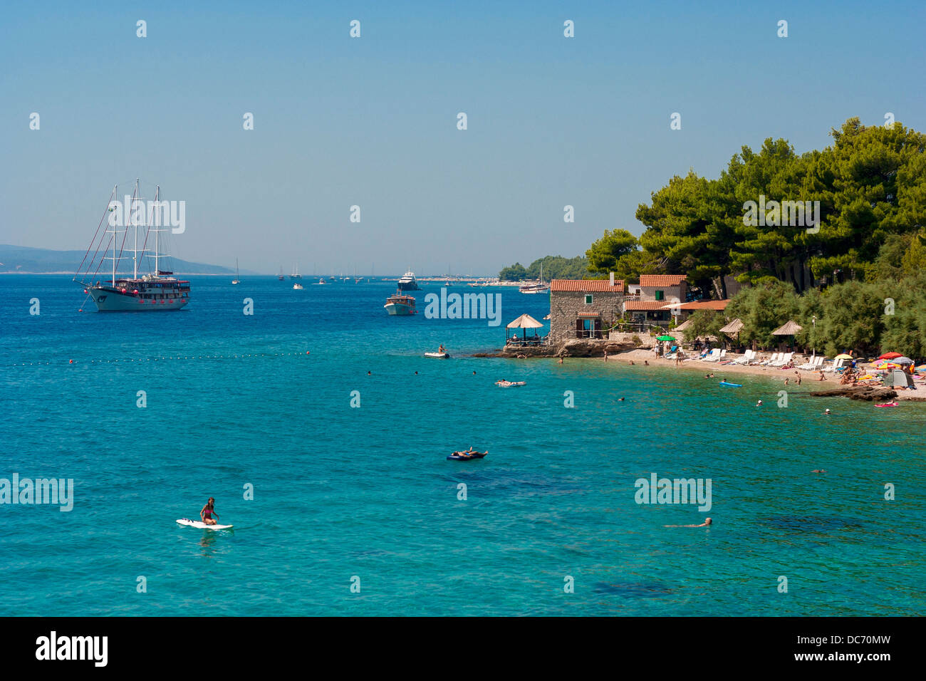Les touristes à la plage de la ville de Bol, Croatie Banque D'Images