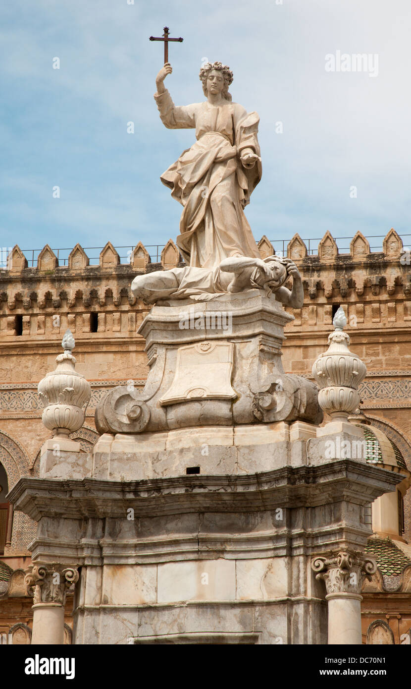 La cathédrale de Palerme - ou Duomo et Santa Rosalia statue Banque D'Images