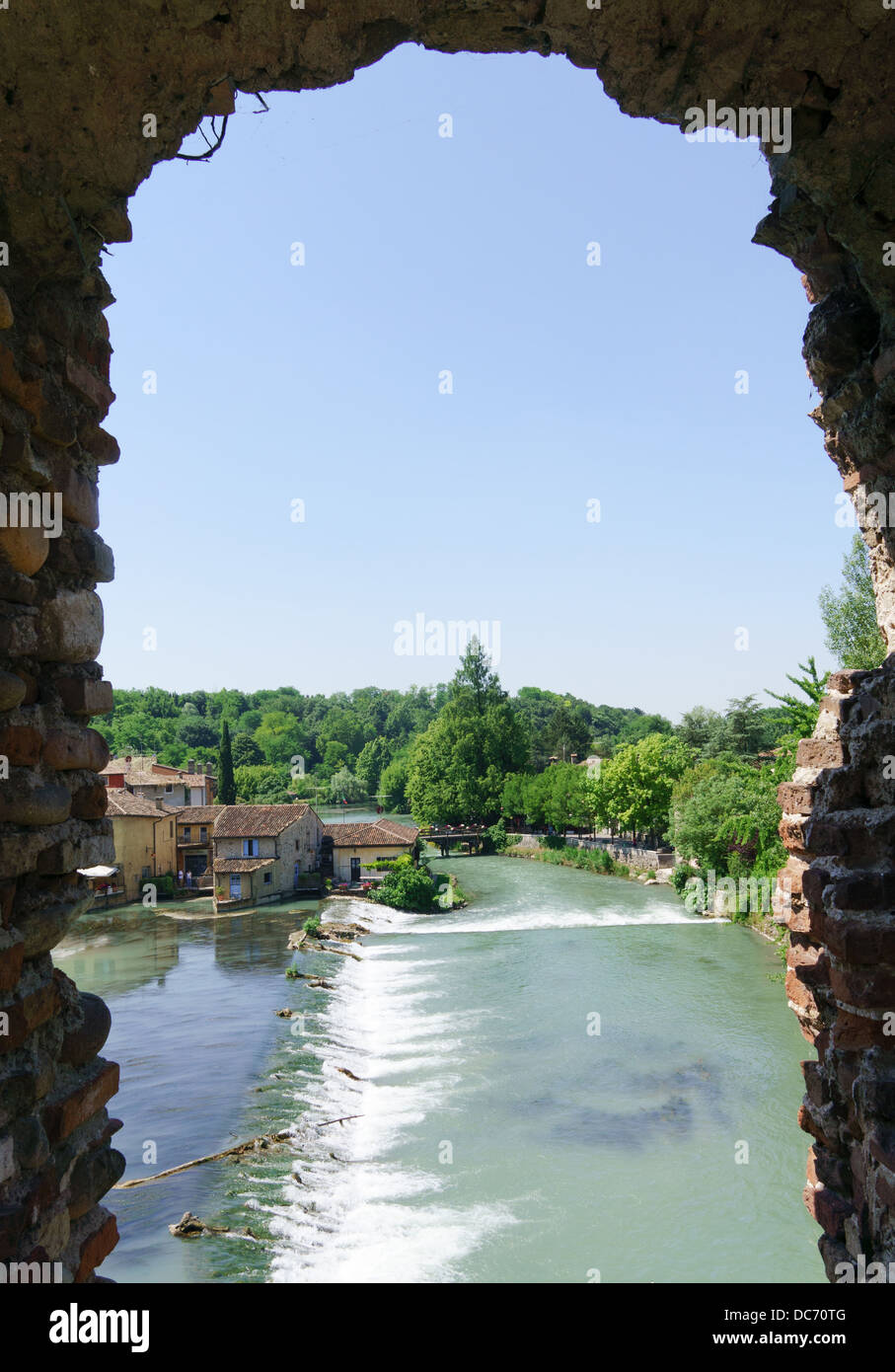 Voir l'encadré de l'Italien village médiéval de Borghetto sur la rivière Mincio dans la province de Vérone. Banque D'Images