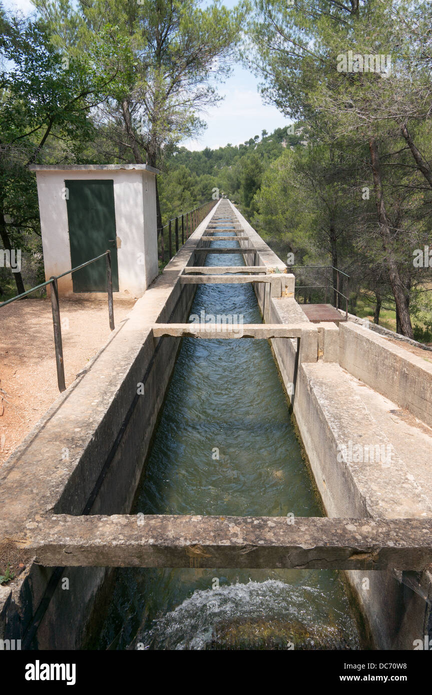 Transport de l'eau de l'aqueduc du Lac Zola au Tholonet, près d'Aix en Provence, France Banque D'Images