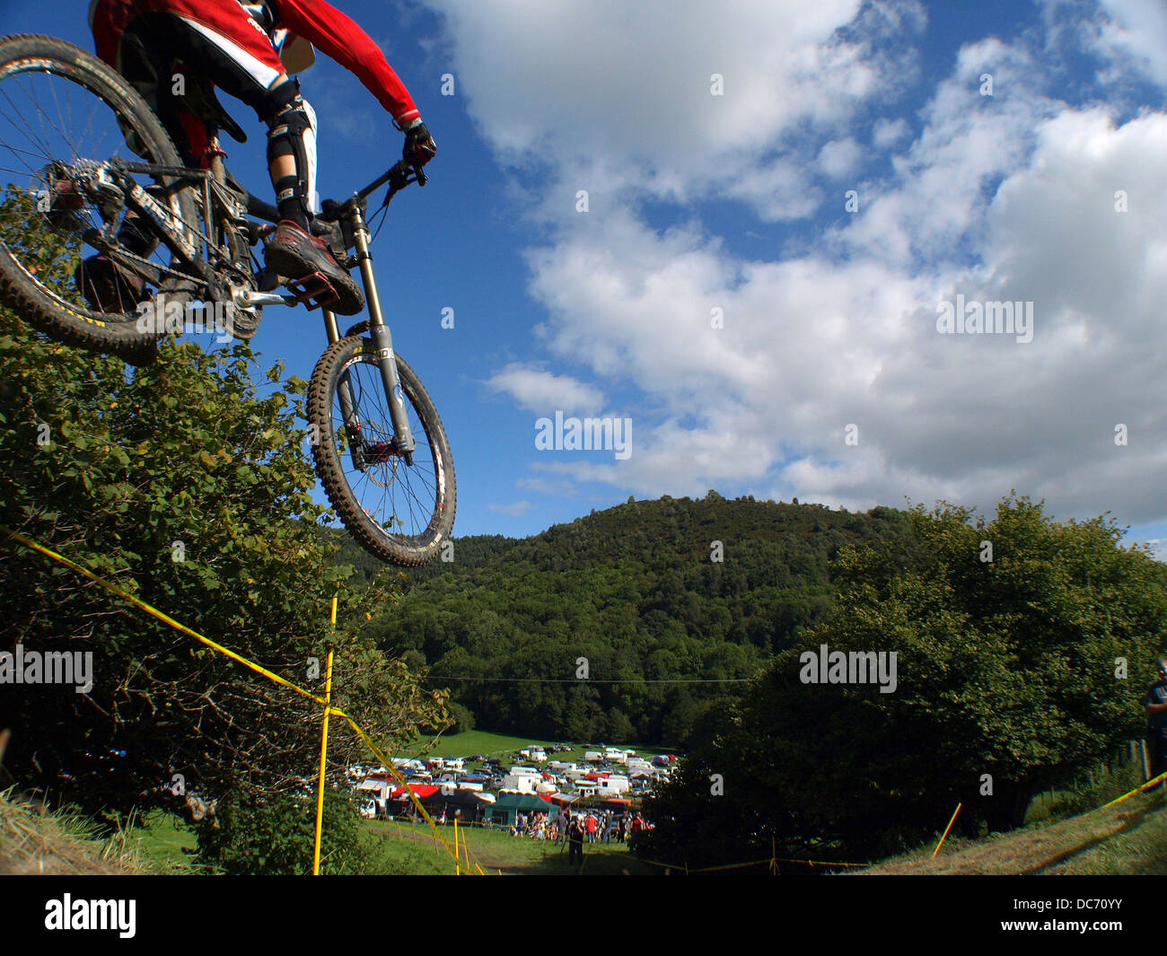 Jumping mountain biker Banque D'Images