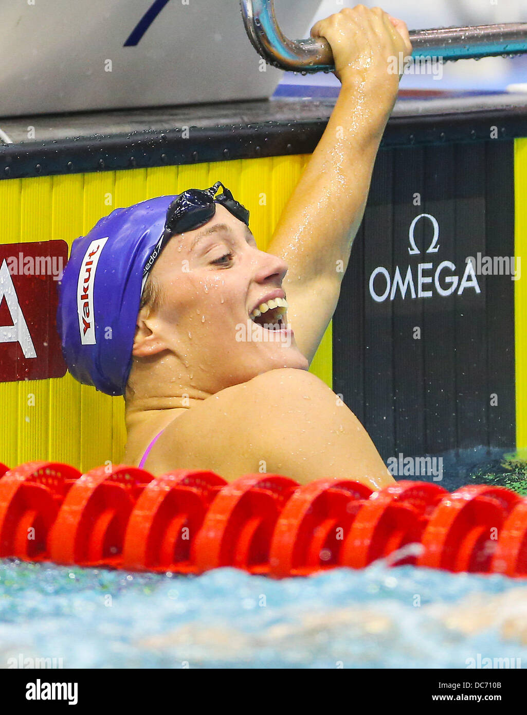 Berlin, Allemagne. 10 août, 2013. L'Espagne Mireia Belmonte cheers après définition d'un nouveau record du monde du 800 m nage libre lors de la courte période de la concurrence de la Coupe du Monde de Natation FINA à Berlin, Allemagne, 10 août 2013. Photo : HANNIBAL/dpa/Alamy Live News Banque D'Images