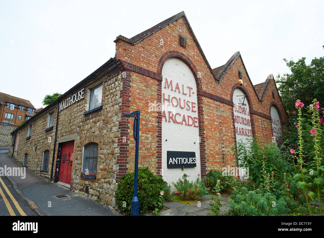 Une fois par Arcade Malthouse bonded store de la célèbre brasserie Mackeson High Street Hythe Kent UK Banque D'Images