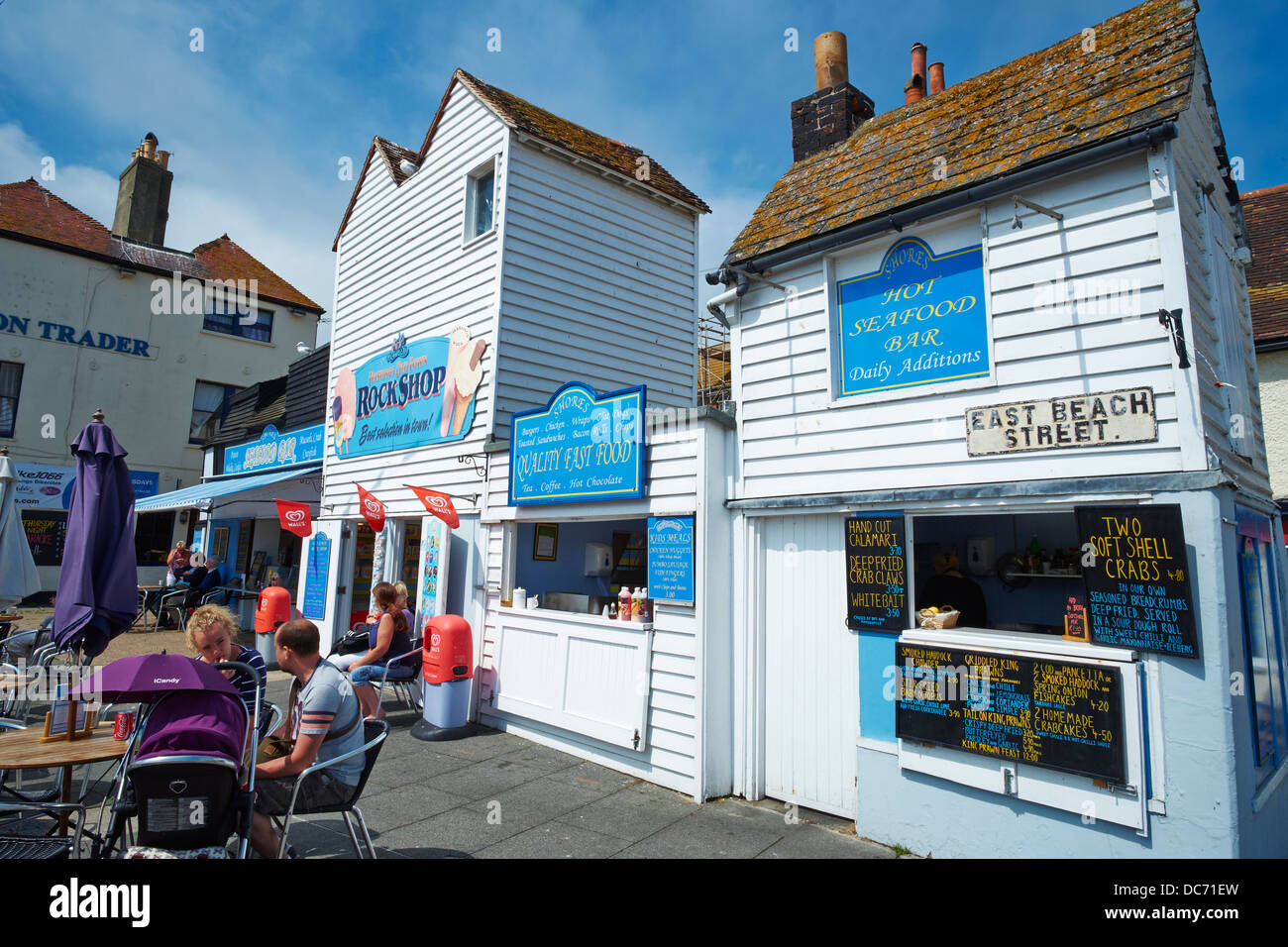 Rock shop et bar de fruits de mer Plage de l'Hastings Street Sussex UK Banque D'Images