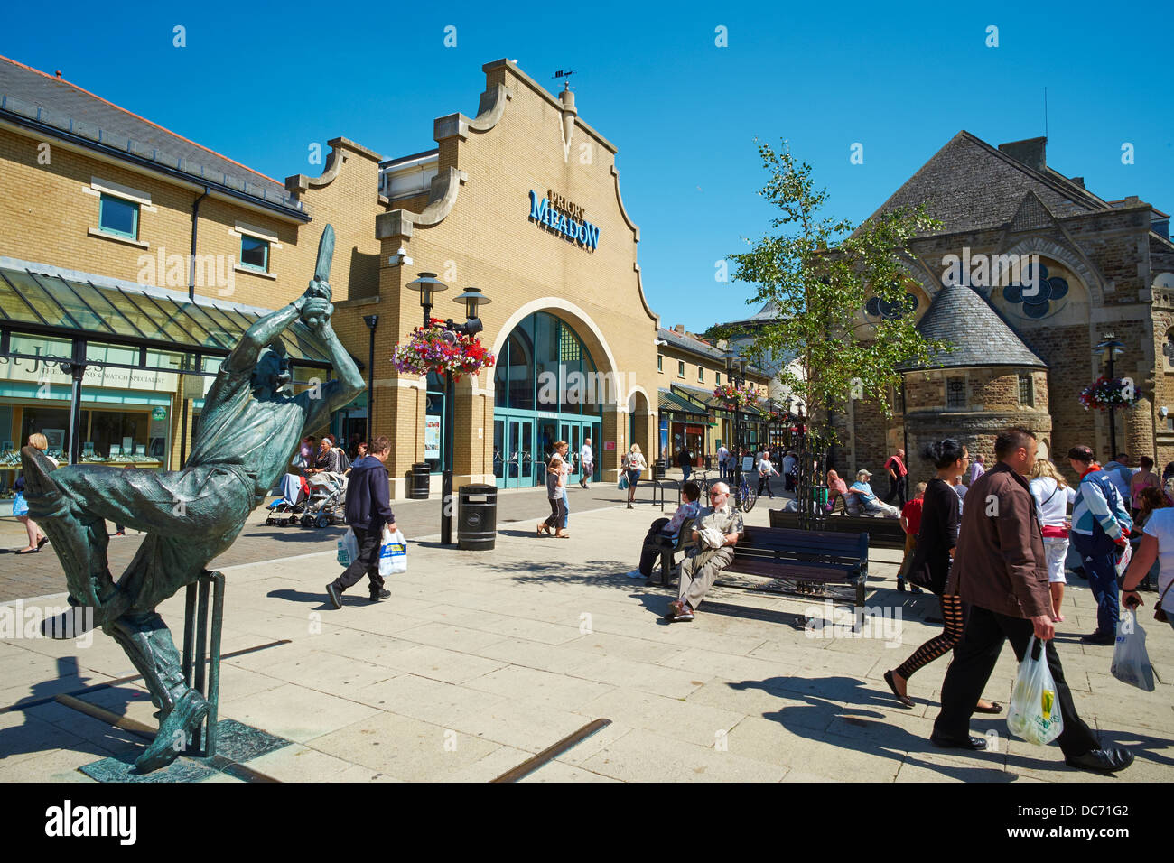 Prieuré Prairie Centre commercial avec l'esprit du cricket Sculpture par Allan Sly Hastings Sussex UK Banque D'Images
