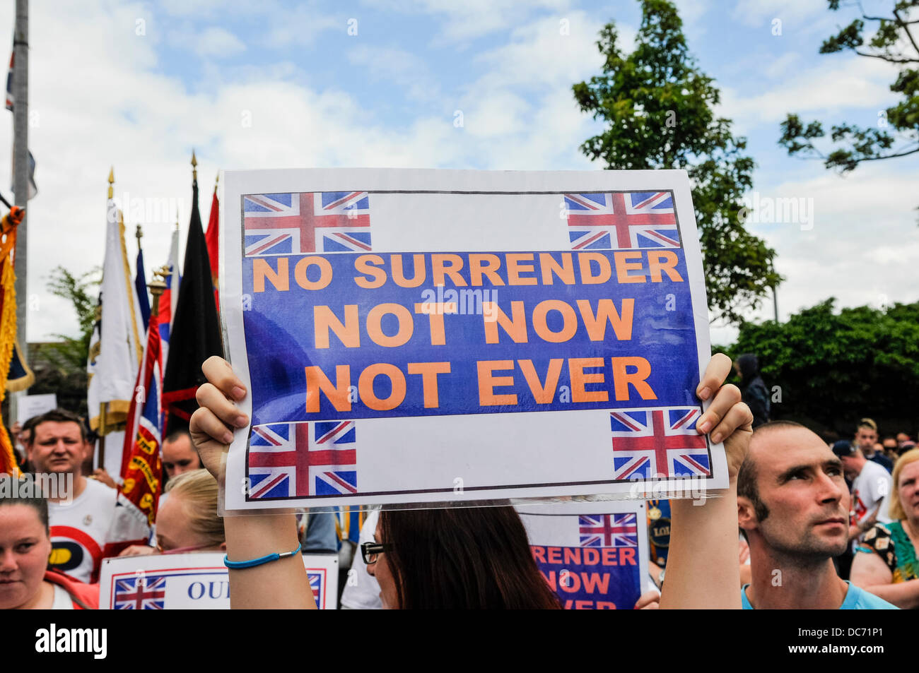 Belfast, Irlande du Nord. 10 août 2013 - Ordre d'Orange supporter contient jusqu'une affiche disant "pas de capitulation. Pas maintenant. Non Jamais" Crédit : Stephen Barnes/Alamy Live News Banque D'Images