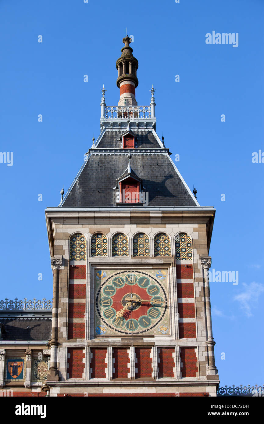 Tour de l'horloge de la Gare Centrale d'Amsterdam, Hollande, Pays-Bas. Banque D'Images