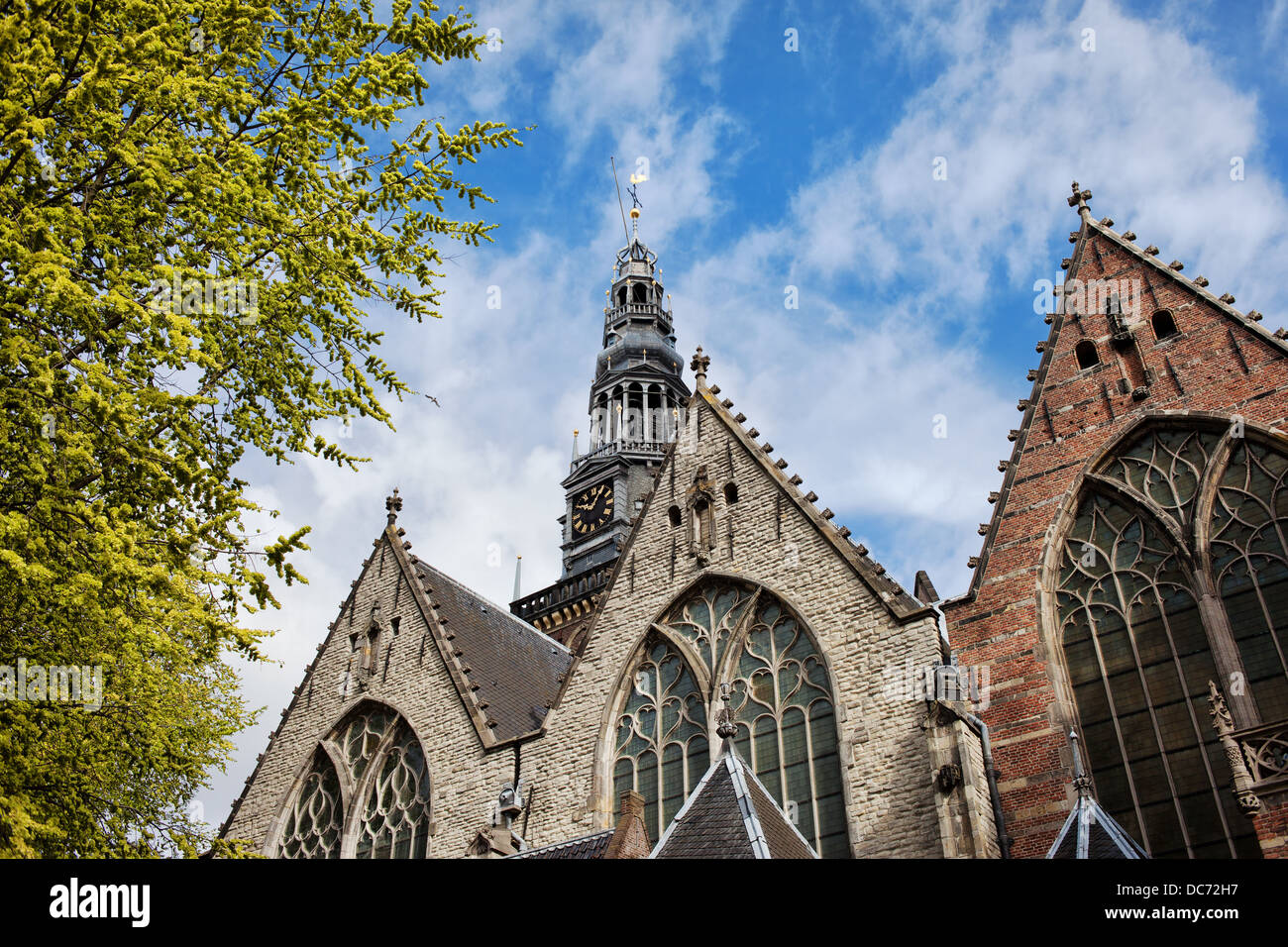 Ancienne église (néerlandais : Oude Kerk), le plus vieux bâtiment d'Amsterdam, Hollande, Pays-Bas, de style gothique. Banque D'Images