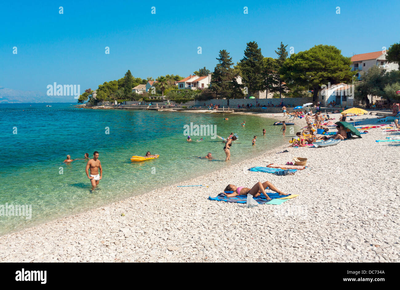 Les touristes sur la plage à Tribunj, Croatie Banque D'Images