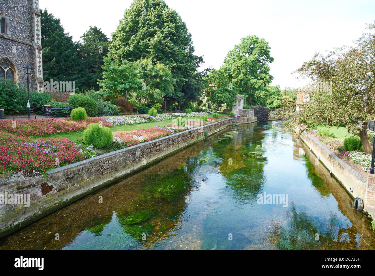 Rivière Stour longeant West Gate Gardens St Peters Street Canterbury Kent UK Banque D'Images