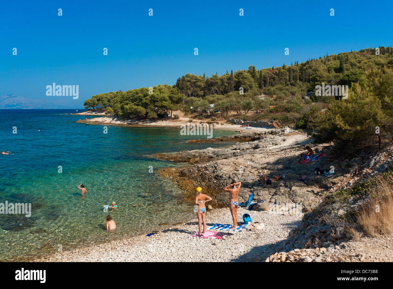 Les touristes sur une plage près de Sutivan village, Croatie Banque D'Images