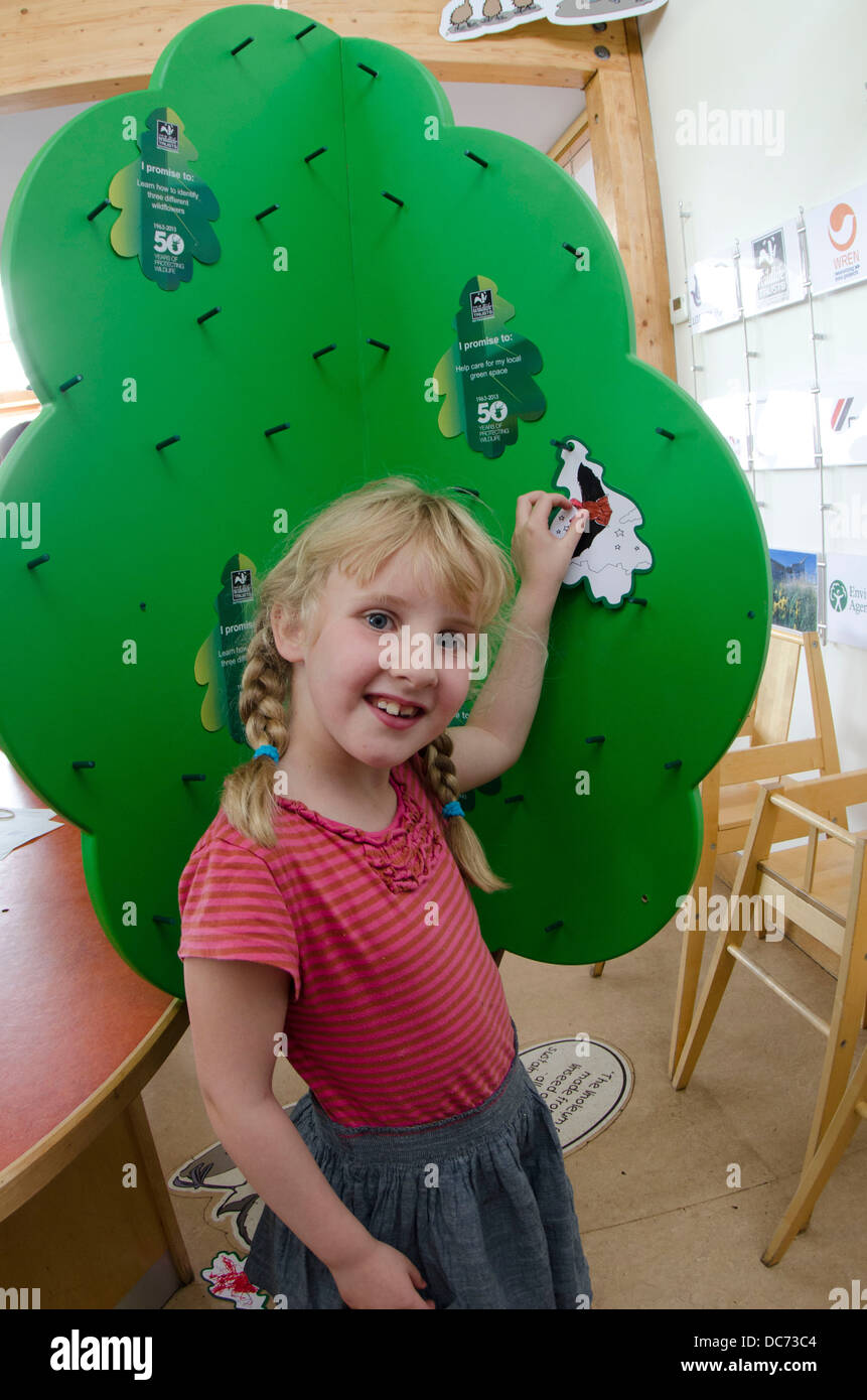 Enfant dans le centre des visiteurs Banque D'Images